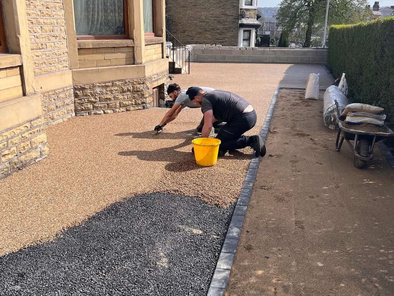 This is a photo of a resin patio installed in Leeds by Leeds Resin Driveways
